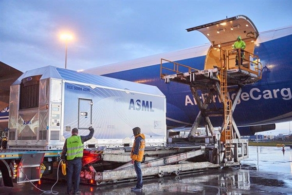 10亿一台的EUV光刻机真卖不动了 荷兰阿斯麦公司（ASML）下调预期：DUV暴涨